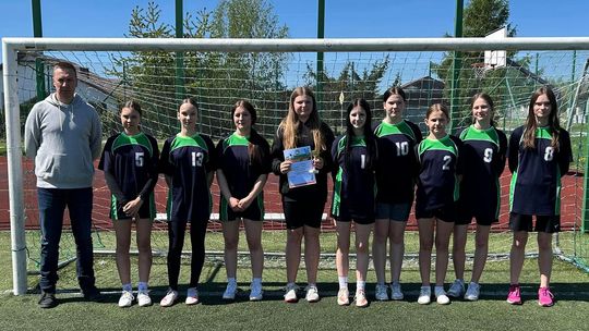 Gm. Wierzbica. Powiatowe Igrzyska Młodzieży Szkolnej w Piłce Nożnej Dziewcząt i Chłopców [GALERIA ZDJĘĆ]
