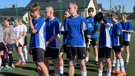 Gm. Wierzbica. Powiatowe Igrzyska Młodzieży Szkolnej w Piłce Nożnej Dziewcząt i Chłopców [GALERIA ZDJĘĆ]