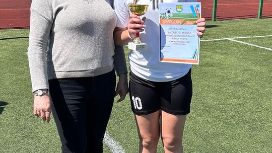 Gm. Wierzbica. Powiatowe Igrzyska Młodzieży Szkolnej w Piłce Nożnej Dziewcząt i Chłopców [GALERIA ZDJĘĆ]