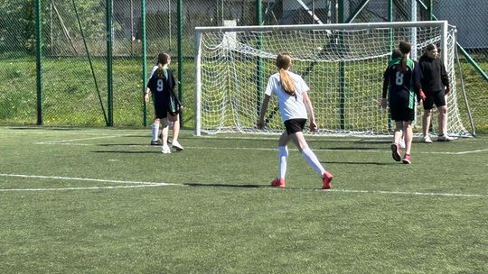 Gm. Wierzbica. Powiatowe Igrzyska Młodzieży Szkolnej w Piłce Nożnej Dziewcząt i Chłopców [GALERIA ZDJĘĆ]