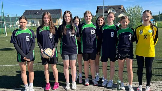 Gm. Wierzbica. Powiatowe Igrzyska Młodzieży Szkolnej w Piłce Nożnej Dziewcząt i Chłopców [GALERIA ZDJĘĆ]