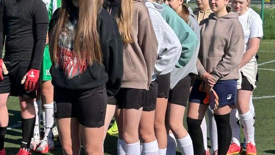 Gm. Wierzbica. Powiatowe Igrzyska Młodzieży Szkolnej w Piłce Nożnej Dziewcząt i Chłopców [GALERIA ZDJĘĆ]