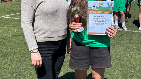 Gm. Wierzbica. Powiatowe Igrzyska Młodzieży Szkolnej w Piłce Nożnej Dziewcząt i Chłopców [GALERIA ZDJĘĆ]