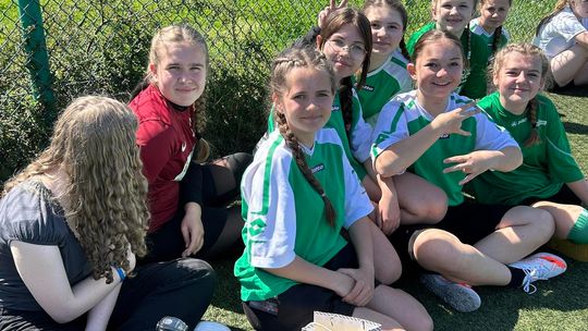 Gm. Wierzbica. Powiatowe Igrzyska Młodzieży Szkolnej w Piłce Nożnej Dziewcząt i Chłopców [GALERIA ZDJĘĆ]