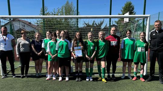 Gm. Wierzbica. Powiatowe Igrzyska Młodzieży Szkolnej w Piłce Nożnej Dziewcząt i Chłopców [GALERIA ZDJĘĆ]