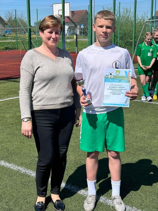 Gm. Wierzbica. Powiatowe Igrzyska Młodzieży Szkolnej w Piłce Nożnej Dziewcząt i Chłopców [GALERIA ZDJĘĆ]