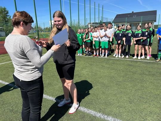 Gm. Wierzbica. Powiatowe Igrzyska Młodzieży Szkolnej w Piłce Nożnej Dziewcząt i Chłopców [GALERIA ZDJĘĆ]