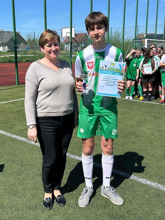 Gm. Wierzbica. Powiatowe Igrzyska Młodzieży Szkolnej w Piłce Nożnej Dziewcząt i Chłopców [GALERIA ZDJĘĆ]