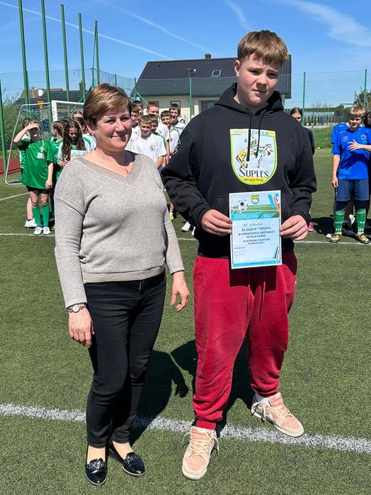 Gm. Wierzbica. Powiatowe Igrzyska Młodzieży Szkolnej w Piłce Nożnej Dziewcząt i Chłopców [GALERIA ZDJĘĆ]