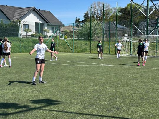 Gm. Wierzbica. Powiatowe Igrzyska Młodzieży Szkolnej w Piłce Nożnej Dziewcząt i Chłopców [GALERIA ZDJĘĆ]