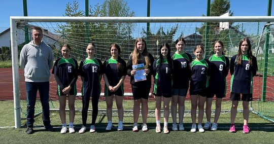 Gm. Wierzbica. Powiatowe Igrzyska Młodzieży Szkolnej w Piłce Nożnej Dziewcząt i Chłopców [GALERIA ZDJĘĆ]