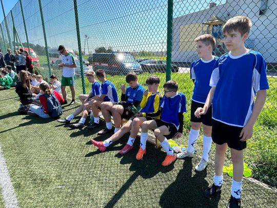 Gm. Wierzbica. Powiatowe Igrzyska Młodzieży Szkolnej w Piłce Nożnej Dziewcząt i Chłopców [GALERIA ZDJĘĆ]