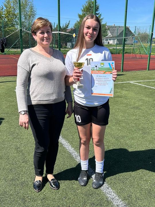 Gm. Wierzbica. Powiatowe Igrzyska Młodzieży Szkolnej w Piłce Nożnej Dziewcząt i Chłopców [GALERIA ZDJĘĆ]