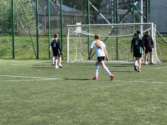 Gm. Wierzbica. Powiatowe Igrzyska Młodzieży Szkolnej w Piłce Nożnej Dziewcząt i Chłopców [GALERIA ZDJĘĆ]