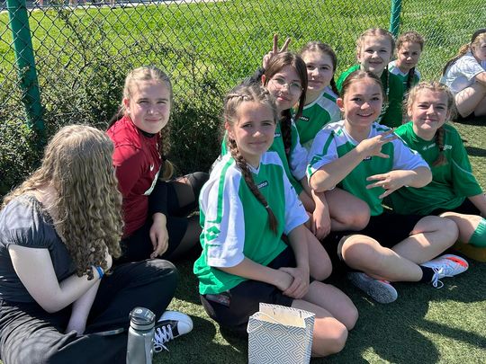 Gm. Wierzbica. Powiatowe Igrzyska Młodzieży Szkolnej w Piłce Nożnej Dziewcząt i Chłopców [GALERIA ZDJĘĆ]