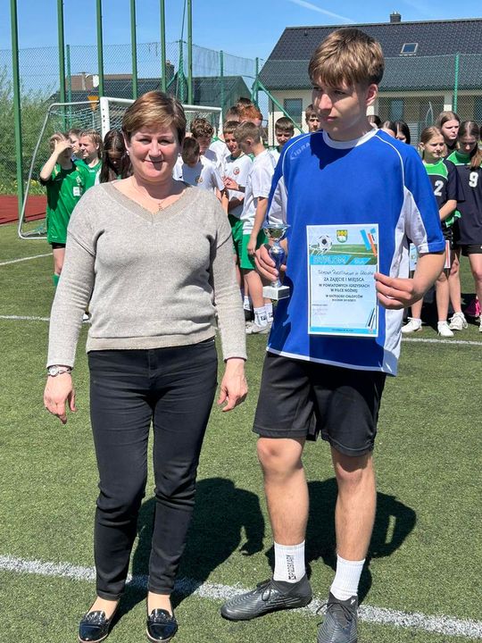 Gm. Wierzbica. Powiatowe Igrzyska Młodzieży Szkolnej w Piłce Nożnej Dziewcząt i Chłopców [GALERIA ZDJĘĆ]