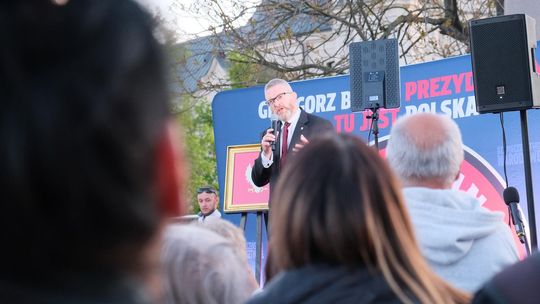 Wiec wyborczy Grzegorza Brauna w Chełmie na pl. Łuczkowskiego [GALERIA ZDJĘĆ]