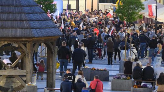 Wiec wyborczy Grzegorza Brauna w Chełmie na pl. Łuczkowskiego [GALERIA ZDJĘĆ]