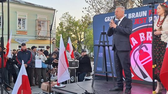 Wiec wyborczy Grzegorza Brauna w Chełmie na pl. Łuczkowskiego [GALERIA ZDJĘĆ]