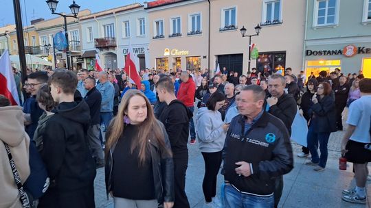Wiec wyborczy Grzegorza Brauna w Chełmie na pl. Łuczkowskiego [GALERIA ZDJĘĆ]