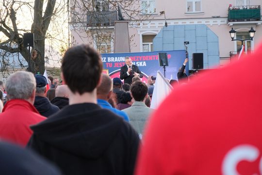 Wiec wyborczy Grzegorza Brauna w Chełmie na pl. Łuczkowskiego [GALERIA ZDJĘĆ]