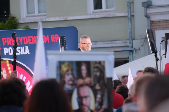 Wiec wyborczy Grzegorza Brauna w Chełmie na pl. Łuczkowskiego [GALERIA ZDJĘĆ]