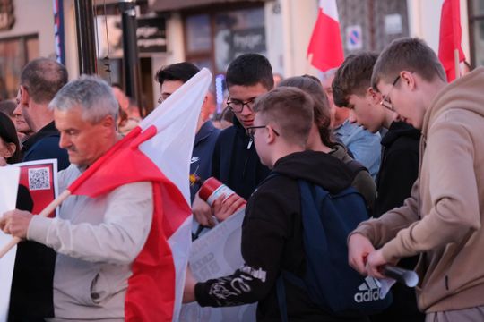 Wiec wyborczy Grzegorza Brauna w Chełmie na pl. Łuczkowskiego [GALERIA ZDJĘĆ]