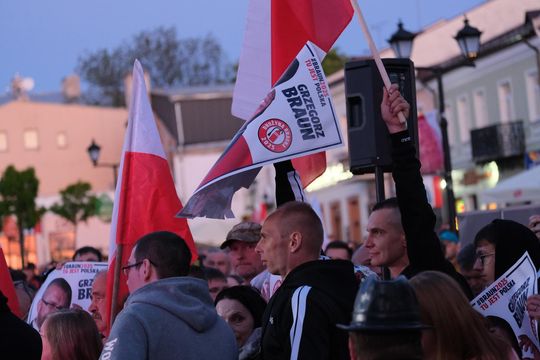Wiec wyborczy Grzegorza Brauna w Chełmie na pl. Łuczkowskiego [GALERIA ZDJĘĆ]