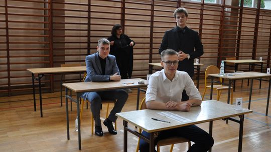 Maturzyści z I Liceum Ogólnokształcącego w Chełmie rozpoczęli egzamin dojrzałości [GALERIA ZDJĘĆ]