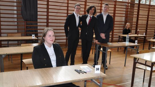 Maturzyści z I Liceum Ogólnokształcącego w Chełmie rozpoczęli egzamin dojrzałości [GALERIA ZDJĘĆ]