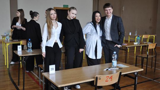 Maturzyści z I Liceum Ogólnokształcącego w Chełmie rozpoczęli egzamin dojrzałości [GALERIA ZDJĘĆ]