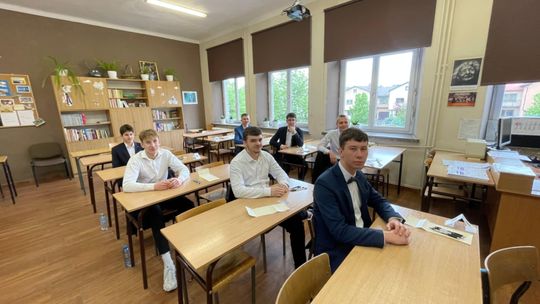 Maturzyści z II Liceum Ogólnokształcącego w Chełmie zmagali się z egzaminem dojrzałości [GALERIA ZDJĘĆ]
