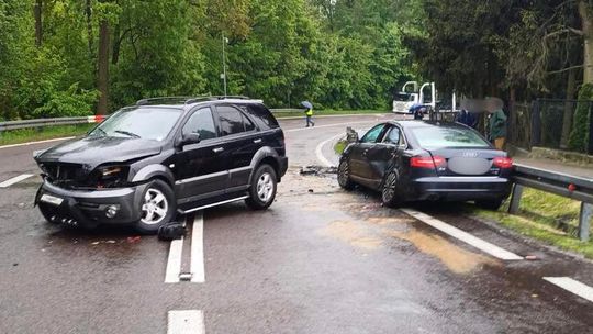 Zderzenie dwóch aut w Izbicy na ul. Lubelskiej. Jedna osoba zabrana LPR do szpitala [ZDJĘCIA]