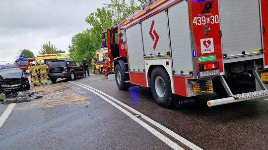 Zderzenie dwóch aut w Izbicy na ul. Lubelskiej. Jedna osoba zabrana LPR do szpitala [ZDJĘCIA]