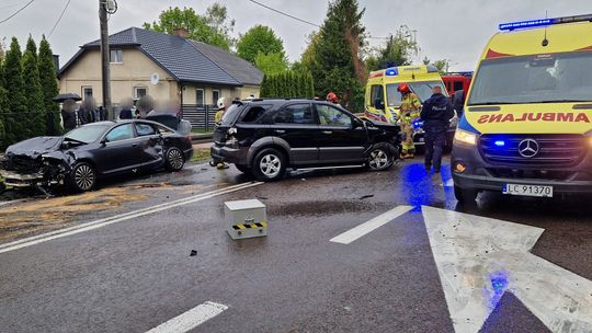 Zderzenie dwóch aut w Izbicy na ul. Lubelskiej. Jedna osoba zabrana LPR do szpitala [ZDJĘCIA]