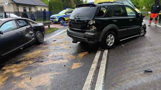 Zderzenie dwóch aut w Izbicy na ul. Lubelskiej. Jedna osoba zabrana LPR do szpitala [ZDJĘCIA]