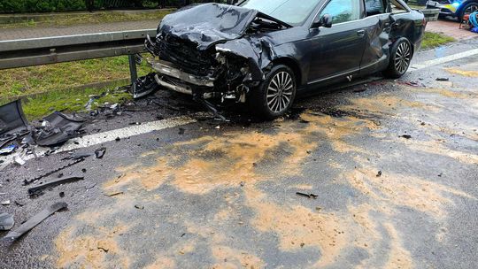 Zderzenie dwóch aut w Izbicy na ul. Lubelskiej. Jedna osoba zabrana LPR do szpitala [ZDJĘCIA]