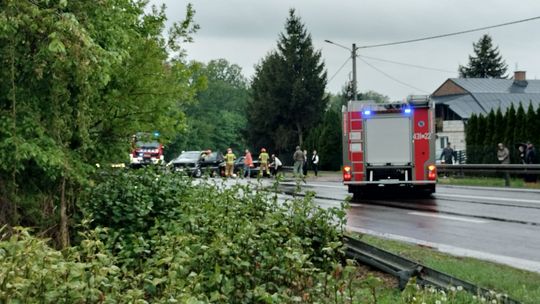 Zderzenie dwóch aut w Izbicy na ul. Lubelskiej. Jedna osoba zabrana LPR do szpitala [ZDJĘCIA]