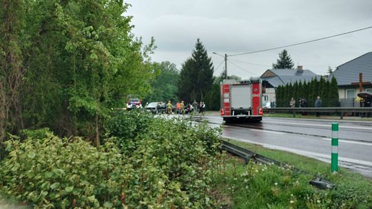 Zderzenie dwóch aut w Izbicy na ul. Lubelskiej. Jedna osoba zabrana LPR do szpitala [ZDJĘCIA]