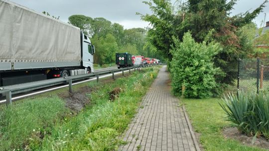 Zderzenie dwóch aut w Izbicy na ul. Lubelskiej. Jedna osoba zabrana LPR do szpitala [ZDJĘCIA]