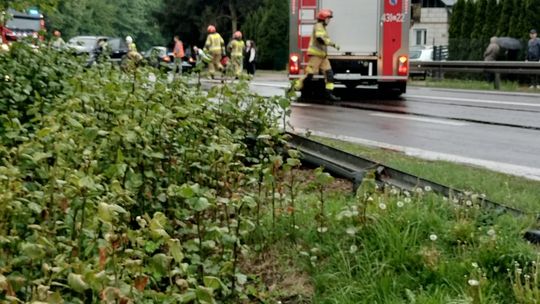 Zderzenie dwóch aut w Izbicy na ul. Lubelskiej. Jedna osoba zabrana LPR do szpitala [ZDJĘCIA]