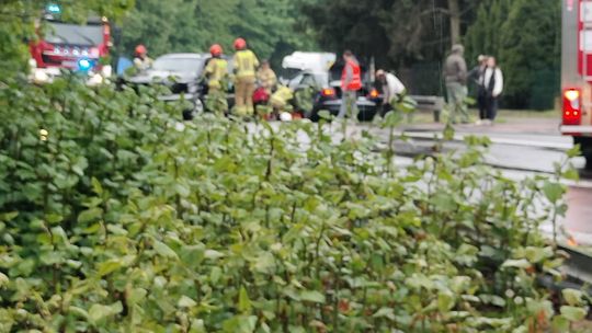 Zderzenie dwóch aut w Izbicy na ul. Lubelskiej. Jedna osoba zabrana LPR do szpitala [ZDJĘCIA]