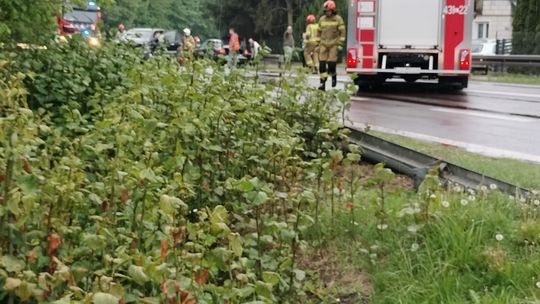 Zderzenie dwóch aut w Izbicy na ul. Lubelskiej. Jedna osoba zabrana LPR do szpitala [ZDJĘCIA]