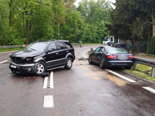Zderzenie dwóch aut w Izbicy na ul. Lubelskiej. Jedna osoba zabrana LPR do szpitala [ZDJĘCIA]