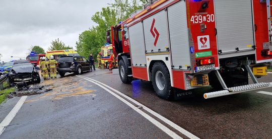Zderzenie dwóch aut w Izbicy na ul. Lubelskiej. Jedna osoba zabrana LPR do szpitala [ZDJĘCIA]