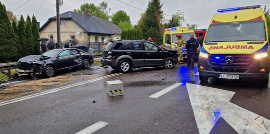 Zderzenie dwóch aut w Izbicy na ul. Lubelskiej. Jedna osoba zabrana LPR do szpitala [ZDJĘCIA]