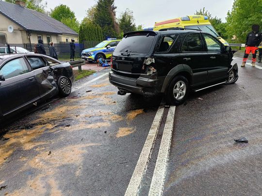 Zderzenie dwóch aut w Izbicy na ul. Lubelskiej. Jedna osoba zabrana LPR do szpitala [ZDJĘCIA]