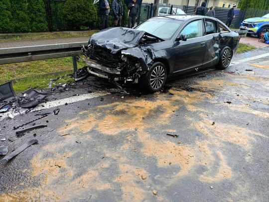 Zderzenie dwóch aut w Izbicy na ul. Lubelskiej. Jedna osoba zabrana LPR do szpitala [ZDJĘCIA]