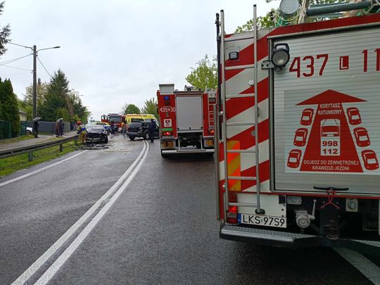 Zderzenie dwóch aut w Izbicy na ul. Lubelskiej. Jedna osoba zabrana LPR do szpitala [ZDJĘCIA]