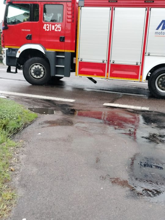 Zderzenie dwóch aut w Izbicy na ul. Lubelskiej. Jedna osoba zabrana LPR do szpitala [ZDJĘCIA]